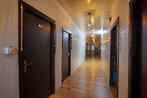 Fabhotel Red Apple
