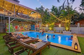 Fabhotel Golden Horizon