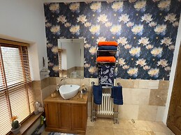 Sleeps 4 - Old Farmhouse - Near Pendle Hill