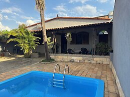 Casa espaçosa com piscina e churrasqueir