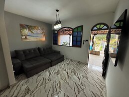Casa espaçosa com piscina e churrasqueir