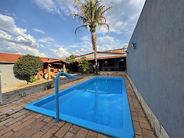 Casa espaçosa com piscina e churrasqueir