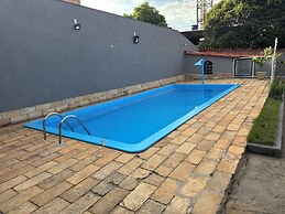 Casa espaçosa com piscina e churrasqueir
