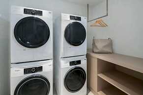 1 Bedroom Beautiful Unit in Prime Location