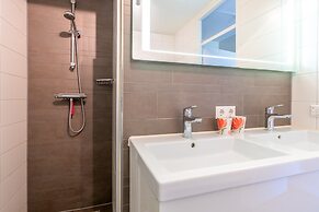 4-person Apartment With Island View