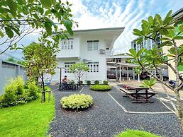 White & Green Boutique Homestay
