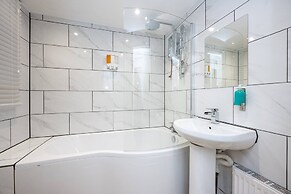 Comfortable 4-bed Home With Free Parking Wales