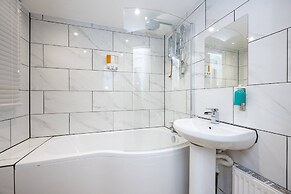 Comfortable 4-bed Home With Free Parking Wales