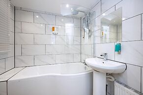 Comfortable 4-bed Home With Free Parking Wales