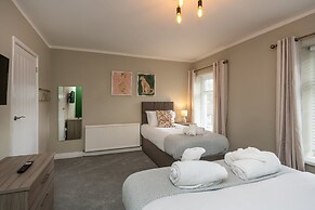 Comfortable 4-bed Home With Free Parking Wales