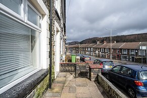 Comfortable 4-bed Home With Free Parking Wales