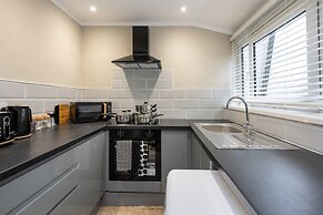 Comfortable 4-bed Home With Free Parking Wales