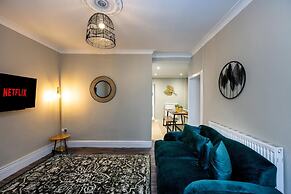 Comfortable 4-bed Home With Free Parking Wales