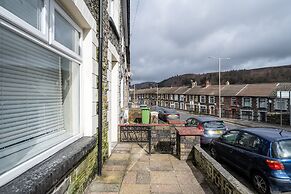 Comfortable 4-bed Home With Free Parking Wales