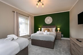 Comfortable 4-bed Home With Free Parking Wales