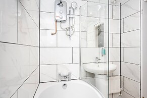 Comfortable 4-bed Home With Free Parking Wales