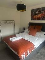 Spacious 2BR House With Sofa Bed & Parkin