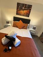 Spacious 2BR House With Sofa Bed & Parkin