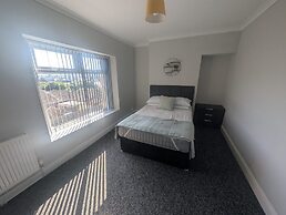 Comfortable 3 Bedroom House With Easy City Access
