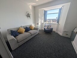 Comfortable 3 Bedroom House With Easy City Access