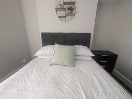 Comfortable 3 Bedroom House With Easy City Access