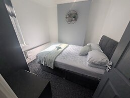 Comfortable 3 Bedroom House With Easy City Access