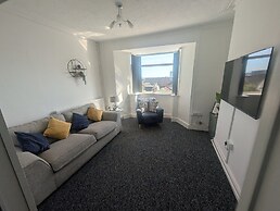 Comfortable 3 Bedroom House With Easy City Access