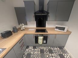 Comfortable 3 Bedroom House With Easy City Access
