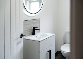 Stadium View 5-bed Retreat + Parking