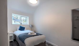 Stadium View 5-bed Retreat + Parking