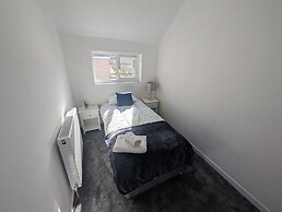 Stadium View 5-bed Retreat + Parking