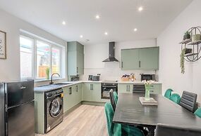 Stadium View 5-bed Retreat + Parking