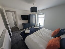 Stadium View 5-bed Retreat + Parking