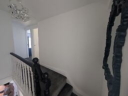 Stadium View 5-bed Retreat + Parking