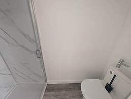 Stadium View 5-bed Retreat + Parking
