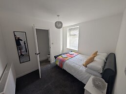 Stadium View 5-bed Retreat + Parking