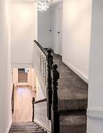 Stadium View 5-bed Retreat + Parking