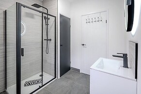 Stadium View 5-bed Retreat + Parking
