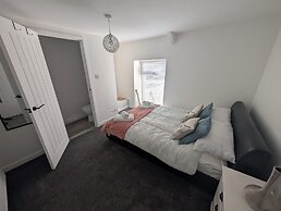Stadium View 5-bed Retreat + Parking