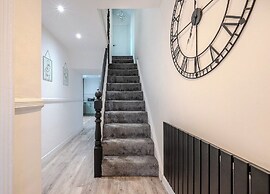 Stadium View 5-bed Retreat + Parking