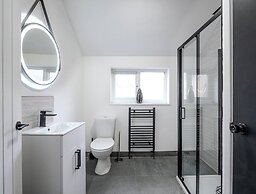 Stadium View 5-bed Retreat + Parking