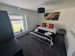 Stadium View 5-bed Retreat + Parking