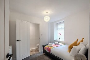 Stadium View 5-bed Retreat + Parking