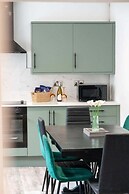 Stadium View 5-bed Retreat + Parking