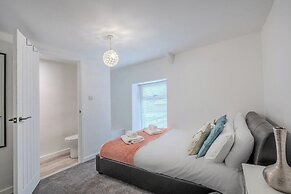 Stadium View 5-bed Retreat + Parking