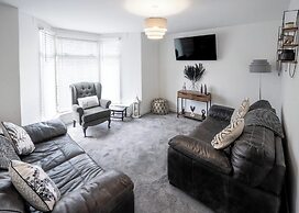 Stadium View 5-bed Retreat + Parking