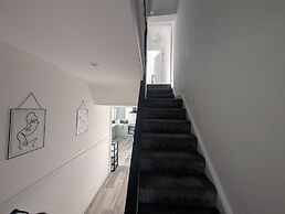 Stadium View 5-bed Retreat + Parking