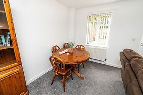 Modern 2-bed Home With Driveway Basingstoke