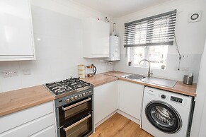 Modern 2-bed Home With Driveway Basingstoke