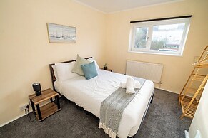 Comfortable 4-bed Home With Free Parking